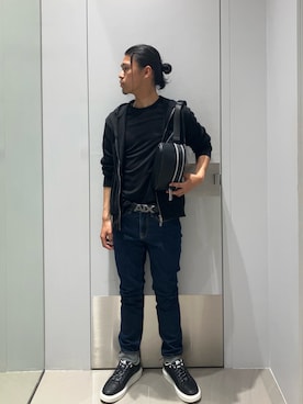 「ARMANI EXCHANGE（アルマーニエクスチェンジ）の【A|X アルマーニ エクスチェンジ】ツートーンレース スニーカー（EC限定カラー含）（スニーカー、ブラック系）」を使った、TAKUYAさん（メンズ・174cm）の夏コーディネート
