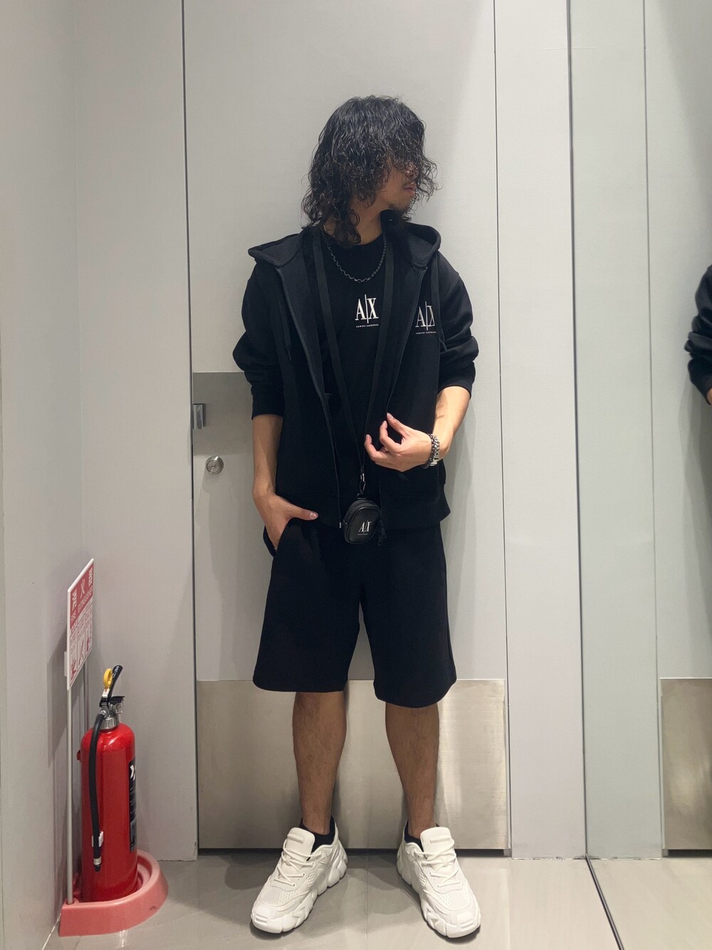 「AXchanger、AXchange、アルマーニ、アルマーニエクスチェンジ、armaniexchange、armani、スウェット、スウェットコーデ、セットアップ、オールブラック、春色、今日のコーデ、オトナカジュアル、メンズコーデ、メンズファッション」｜「ARMANI EXCHANGEの【A|X アルマーニ エクスチェンジ】AXロゴ マキシボリュームソールレースアップスニーカー（スニーカー、ホワイト系）」を使った、TAKUYAさん（メンズ・174cm）の春コーディネートの1枚目の写真