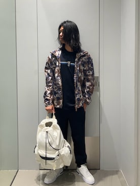 「ARMANI EXCHANGE（アルマーニエクスチェンジ）の【A|X アルマーニ エクスチェンジ】オールオーバーロゴ レースアップスニーカー（スニーカー、ホワイト系）」を使った、TAKUYAさん（メンズ・174cm）の春コーディネート