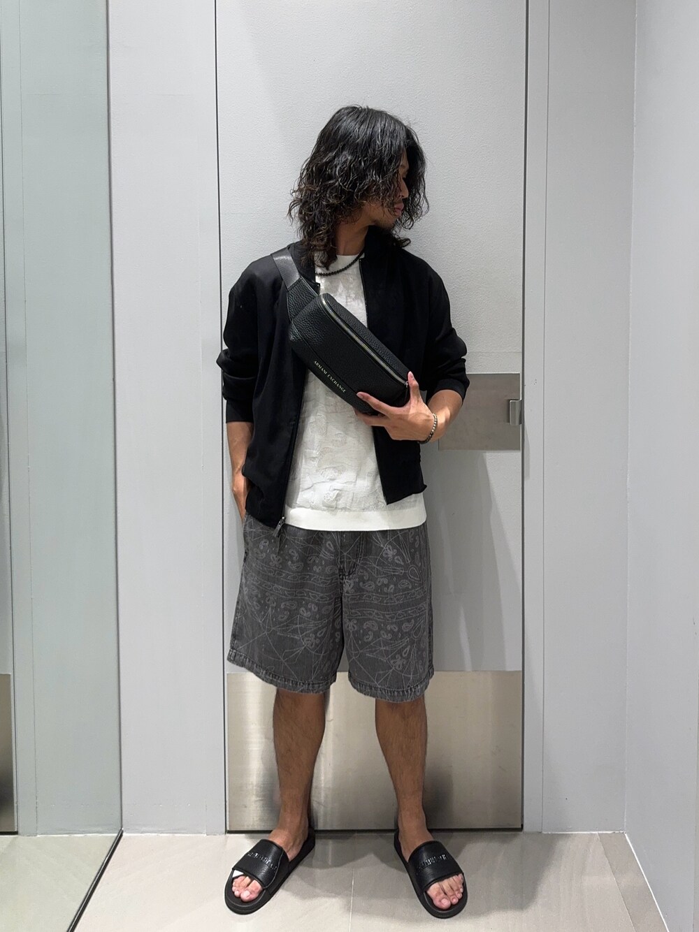 「AXchanger、AXchange、armaniexchange、armani、アルマーニ、アルマーニエクスチェンジ、ショルダーバッグ、大人カジュアル、メンズファッション、大人コーデ、春アウター、春ファッション、休日コーデ、シンプルスタイル、ブルゾン」｜「ARMANI EXCHANGEの【A|X アルマーニ エクスチェンジ】AXロゴ シャワーサンダル（サンダル、ブラック系）」を使った、TAKUYAさん（メンズ・174cm）の春コーディネートの1枚目の写真