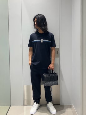「ARMANI EXCHANGE（アルマーニエクスチェンジ）の【A|X アルマーニ エクスチェンジ】BOXロゴバックル　ミニハンドバッグ（オールオーバーロゴ）（ハンドバッグ、ブラック系）」を使った、TAKUYAさん（メンズ・174cm）の夏コーディネート