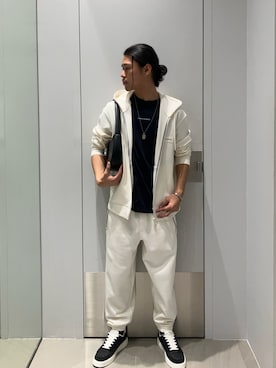 「ARMANI EXCHANGE（アルマーニエクスチェンジ）の【A|X アルマーニ エクスチェンジ】オールオーバーロゴ レースアップスニーカー（スニーカー、ブラック系）」を使った、TAKUYAさん（メンズ・174cm）の夏コーディネート