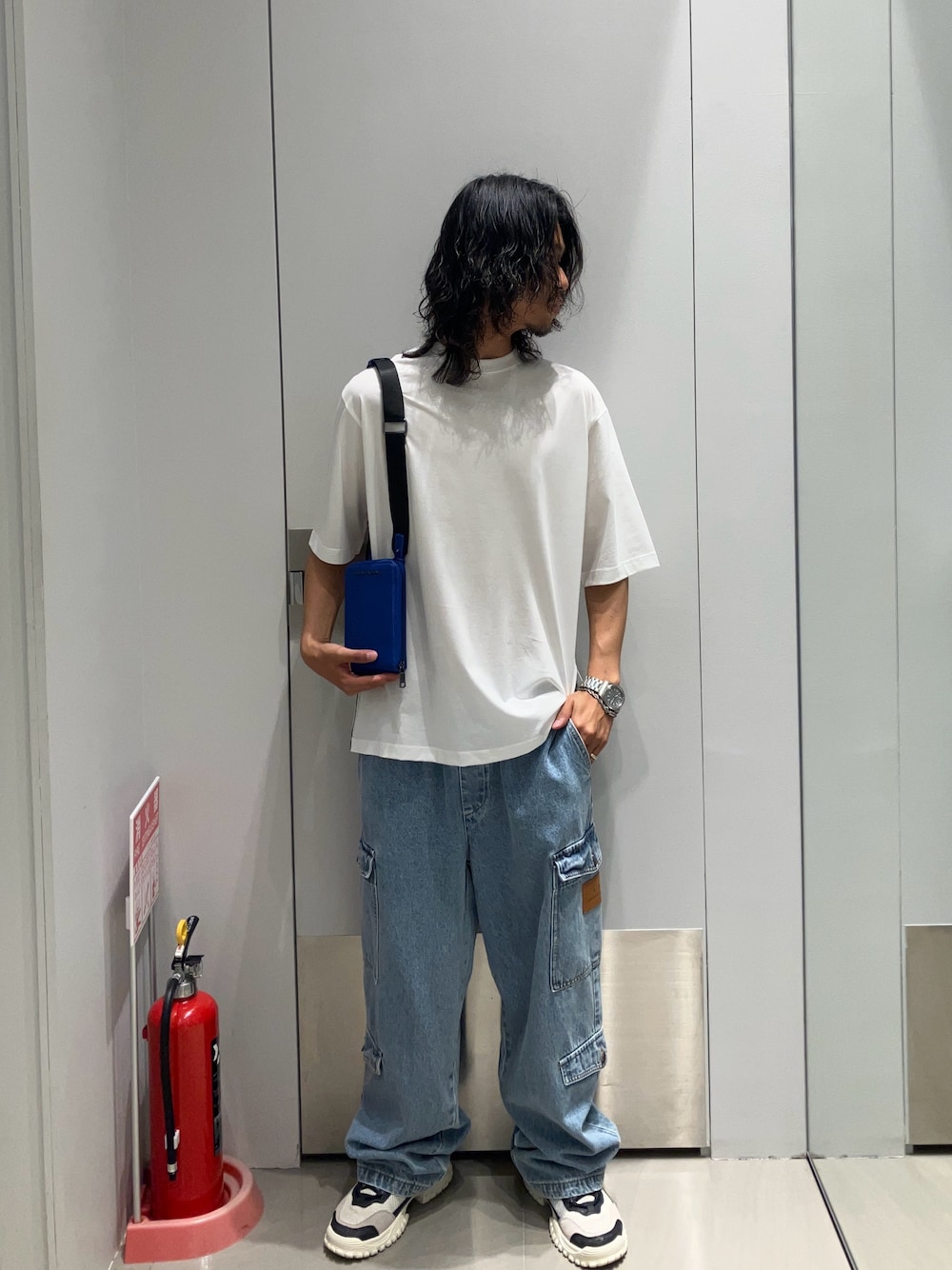 「AXchanger、AXchange、アルマーニ、アルマーニエクスチェンジ、armaniexchange、armani、ショルダーバッグ、ワイドパンツ、白Tシャツ、休日スタイル、スニーカー、デニム、シンプルスタイル、初夏コーデ、ラフコーデ」｜「ARMANI EXCHANGEの【A|X アルマーニ エクスチェンジ】BE メッシュコンビ ノッチドソールレースアップスニーカー（EC限定カラー含）（スニーカー、ブルー系）」を使った、TAKUYAさん（メンズ・174cm）の春コーディネートの1枚目の写真