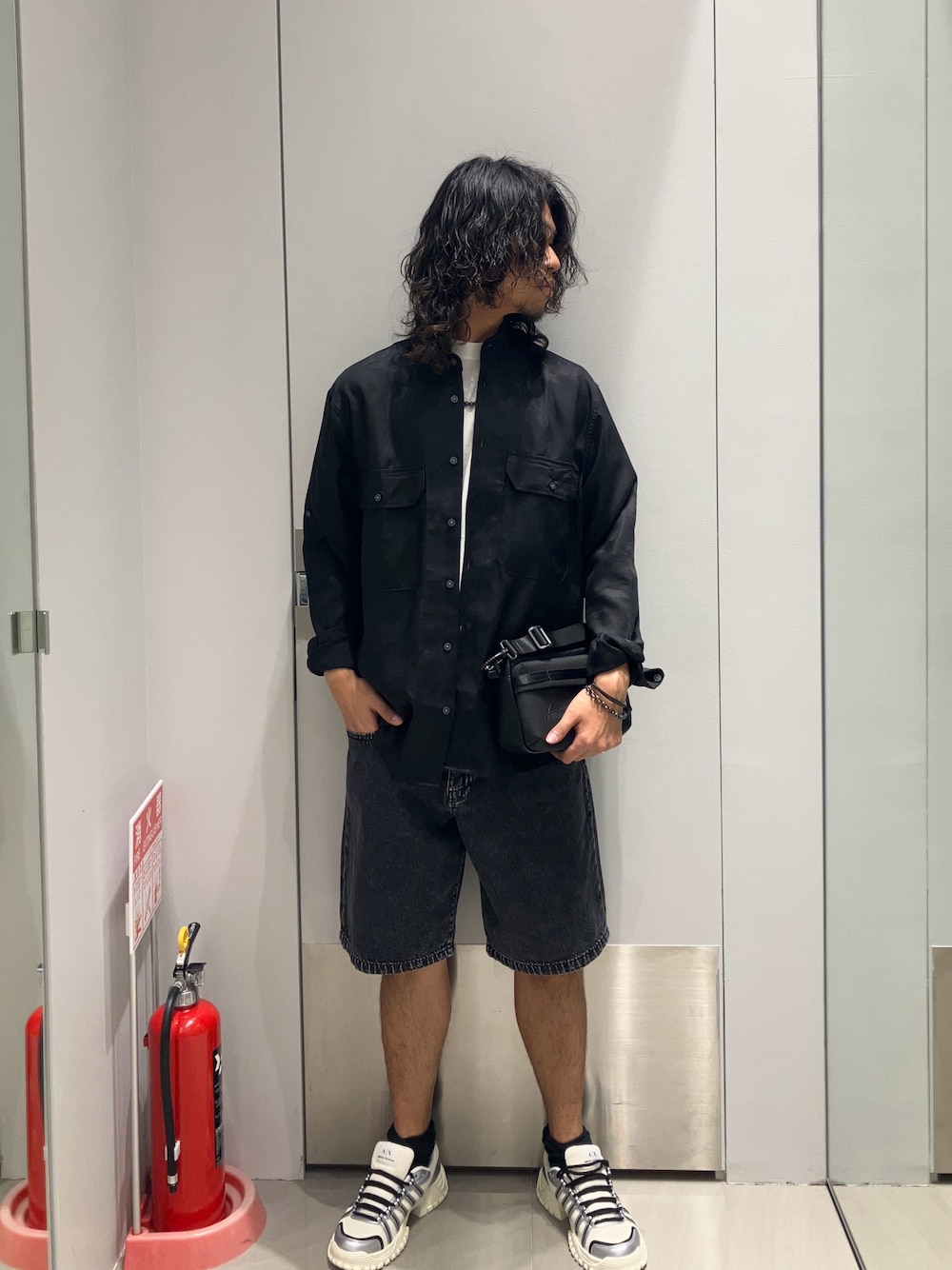 「AXchanger、AXchange、armaniexchange、armani、アルマーニエクスチェンジ、アルマーニ、最近のいい感じコーデ、短パン、ショーツ、ワイドパンツ、大人コーデ、休日コーデ、カジュアルコーデ、初夏コーデ、ゆるコーデ」｜「ARMANI EXCHANGEの【A|X アルマーニ エクスチェンジ】メッシュコンビ ノッチドソール レースアップスニーカー（スニーカー、シルバー系）」を使った、TAKUYAさん（メンズ・174cm）の春コーディネートの1枚目の写真