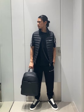 「ARMANI EXCHANGE（アルマーニエクスチェンジ）の【A|X アルマーニ エクスチェンジ】オールオーバーロゴ レースアップスニーカー（スニーカー、ブラック系）」を使った、TAKUYAさん（メンズ・174cm）の春コーディネート