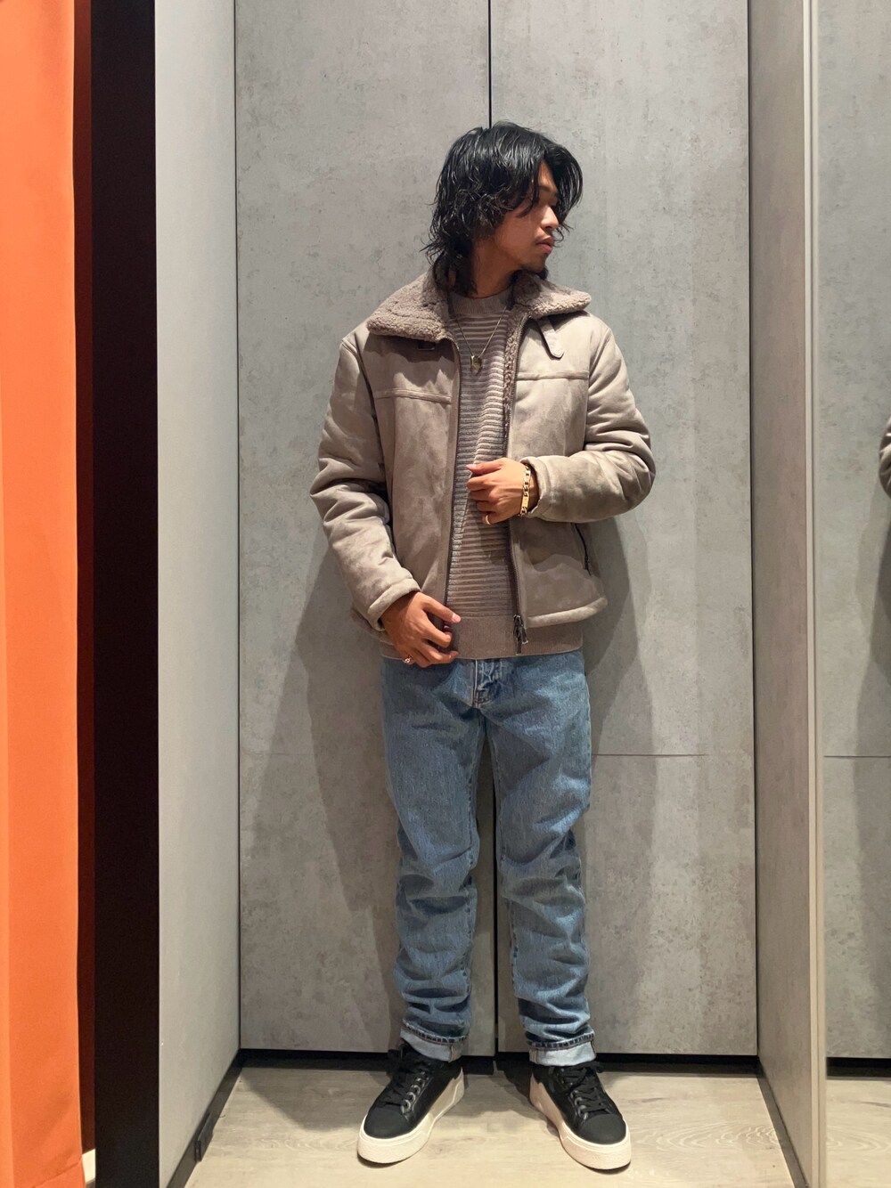 「AXchange、AXchanger、armaniexchange、armani、アルマーニエクスチェンジ、アルマーニ、おしゃ見えテクニック、ニット、デニム、お出かけコーデ、冬コーデ、きれいめカジュアル、大人カジュアル、シンプルコーデ、カジュアルコーデ」｜「ARMANI EXCHANGEの【A|X アルマーニ エクスチェンジ】AL エコムートンジャケット（ムートンコート、ベージュ系）」を使った、TAKUYAさん（メンズ・174cm）の秋コーディネートの1枚目の写真