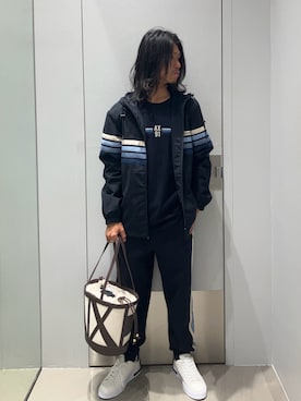 「ARMANI EXCHANGE（アルマーニエクスチェンジ）の【A|X アルマーニ エクスチェンジ】オールオーバーロゴ レースアップスニーカー（スニーカー、ホワイト系）」を使った、TAKUYAさん（メンズ・174cm）の春コーディネート