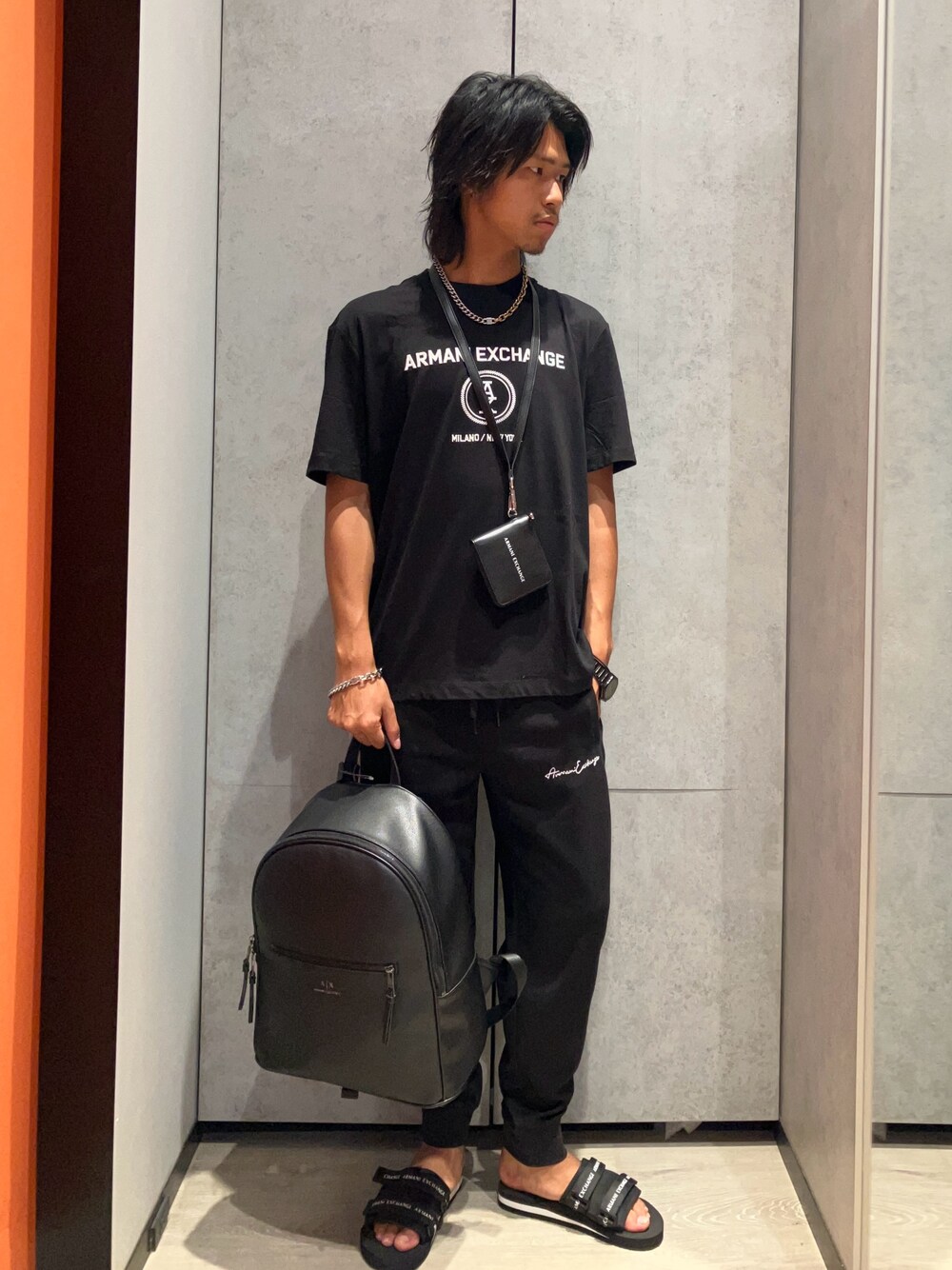 「AXchange、AXchanger、armaniexchange、armani、アルマーニエクスチェンジ、アルマーニ、オールブラック、休日スタイル、きれいめカジュアル、夏コーデ、スポーツミックス、夏、大人コーデ、モノトーン、おしゃれさんと繋がりたい」｜「ARMANI EXCHANGEの【A|X アルマーニ エクスチェンジ】ストラップサンダル（サンダル、ブラック系）」を使った、TAKUYAさん（メンズ・174cm）の夏コーディネートの1枚目の写真