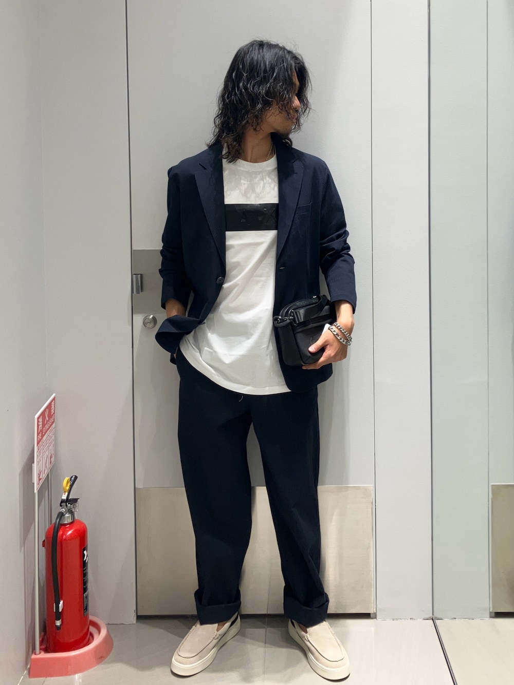 「AXchanger、AXchange、アルマーニ、アルマーニエクスチェンジ、armaniexchange、armani、ショルダーバッグ、白Tシャツ、Tシャツ、お出かけコーデ、ジャケットスタイル、ジャケット、夏服コーデ、メンズファッション、休日スタイル」｜「ARMANI EXCHANGEの【A|X アルマーニ エクスチェンジ】スリップオンスニーカー（スニーカー、ベージュ系）」を使った、TAKUYAさん（メンズ・174cm）の春コーディネートの1枚目の写真