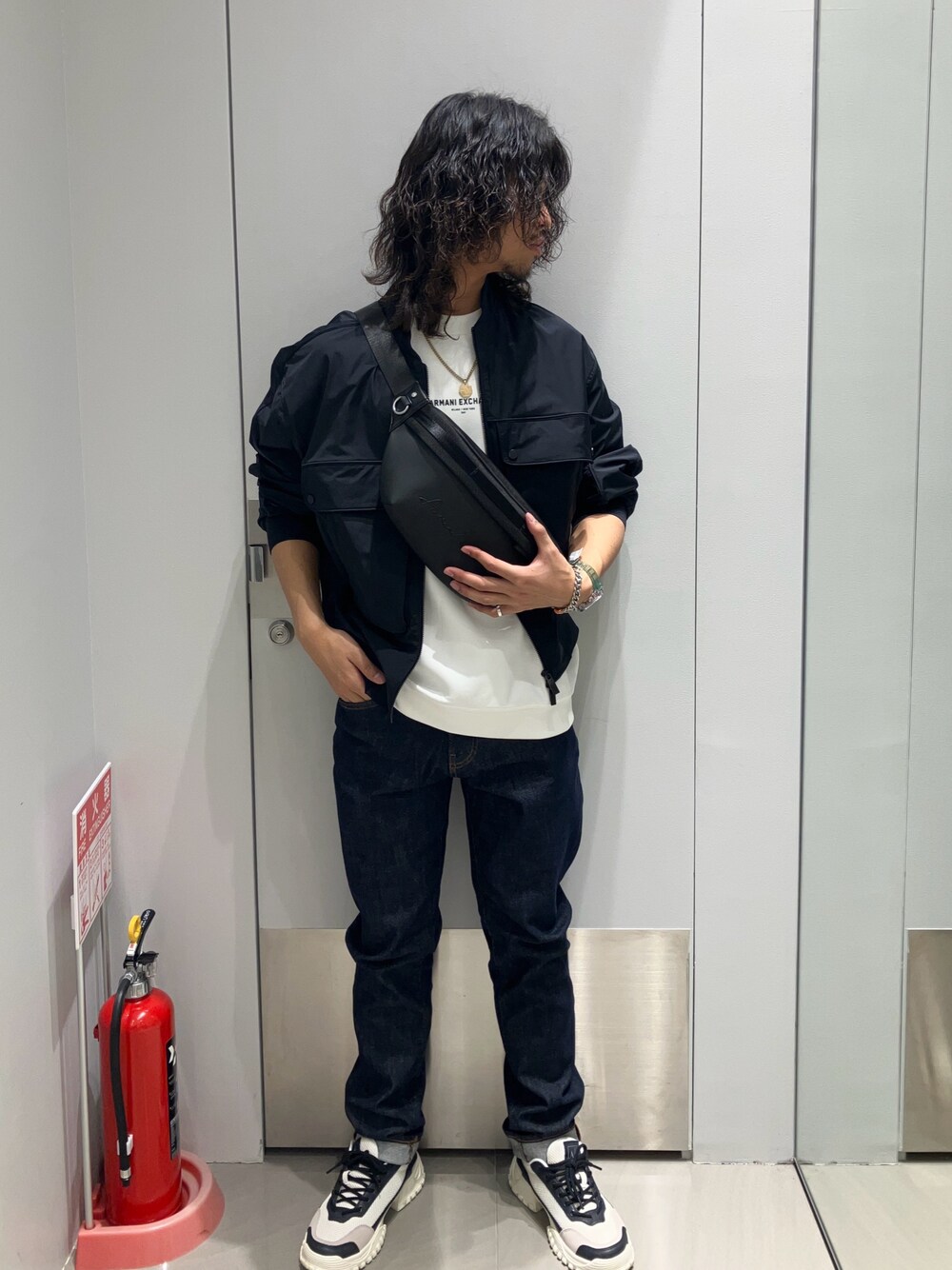 「AXchanger、AXchange、アルマーニ、アルマーニエクスチェンジ、armaniexchange、armani、ジャケット、春色、春めき満開コーデ、スウェット、デニム、メンズファッション、おでかけコーデ、キレイめカジュアル、シンプルスタイル」｜「ARMANI EXCHANGEの【A|X アルマーニ エクスチェンジ】BE メッシュコンビ ノッチドソールレースアップスニーカー（EC限定カラー含）（スニーカー、ブルー系）」を使った、TAKUYAさん（メンズ・174cm）の春コーディネートの1枚目の写真