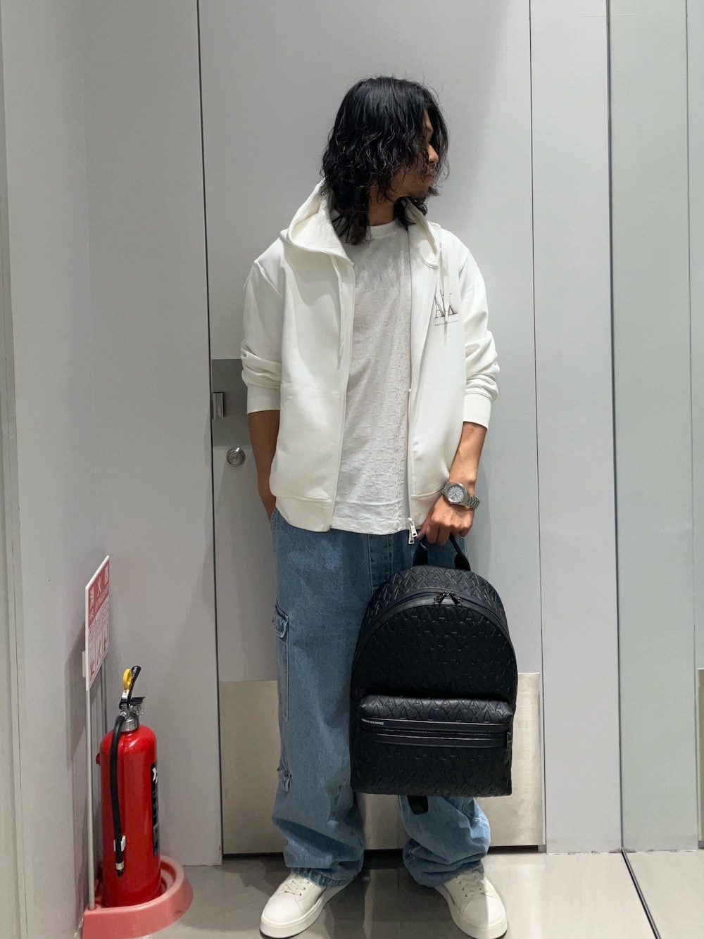 「AXchanger、AXchange、armaniexchange、armani、アルマーニエクスチェンジ、アルマーニ、カーゴパンツ、白Tシャツ、パーカー、シンプルコーデ、お出かけコーデ、いいね、save、フォローお願いします🤑、ラフコーデ、ラフ、ゆるコーデ」｜「ARMANI EXCHANGEの【A|X アルマーニ エクスチェンジ】ロゴ　レースアップスニーカー（スニーカー、ホワイト系）」を使った、TAKUYAさん（メンズ・174cm）の夏コーディネートの1枚目の写真