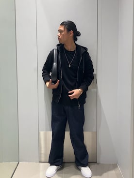 「ARMANI EXCHANGE（アルマーニエクスチェンジ）の【A|X アルマーニ エクスチェンジ】オールオーバーロゴ レースアップスニーカー（スニーカー、ホワイト系）」を使った、TAKUYAさん（メンズ・174cm）の春コーディネート