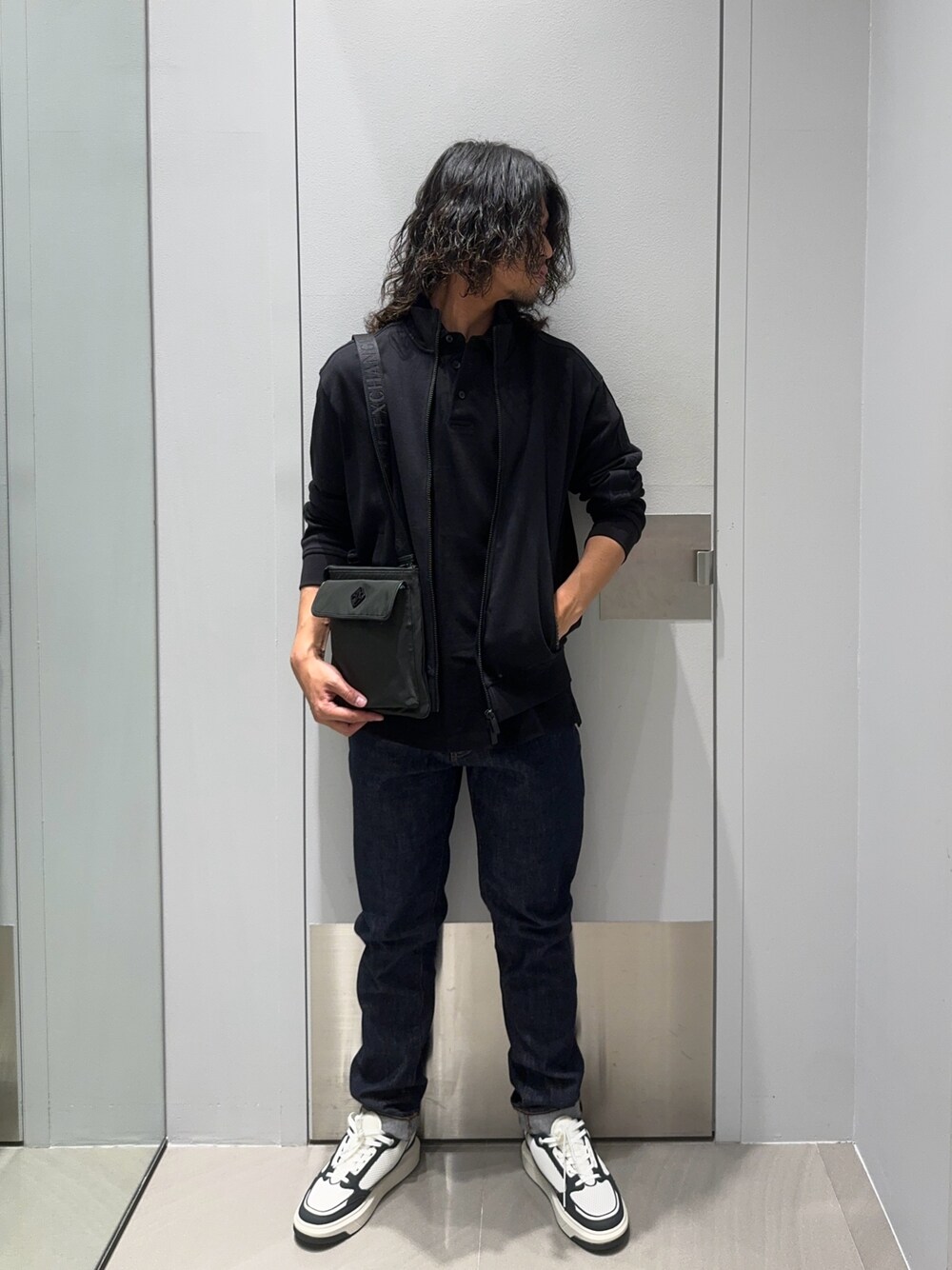 「AXchanger、AXchange、アルマーニ、アルマーニエクスチェンジ、armaniexchange、armani、ショルダーバッグ、大人カジュアル、ポロシャツ、シンプルコーデ、シンプルスタイル、カジュアルコーデ、春、デニム、ファッションを楽しもう」｜「ARMANI EXCHANGEの【A|X アルマーニ エクスチェンジ】メッシュコンビサイドロゴ レースアップスニーカー（スニーカー、ホワイト系）」を使った、TAKUYAさん（メンズ・174cm）の春コーディネートの1枚目の写真