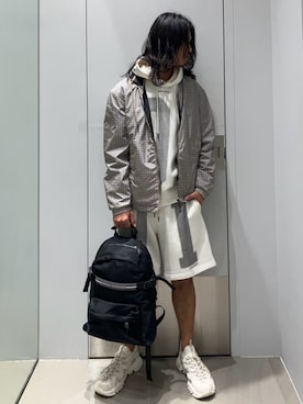 「ARMANI EXCHANGE（アルマーニエクスチェンジ）の【A|X アルマーニ エクスチェンジ】91ロゴ フーデッドスウェットプルオーバー（スウェット、ホワイト系）」を使った、TAKUYAさん（メンズ・174cm）の春コーディネート