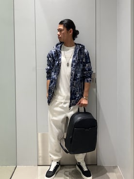 「ARMANI EXCHANGE（アルマーニエクスチェンジ）の【A|X アルマーニ エクスチェンジ】オールオーバーロゴ レースアップスニーカー（スニーカー、ブラック系）」を使った、TAKUYAさん（メンズ・174cm）の夏コーディネート