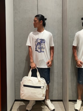 「ARMANI EXCHANGE（アルマーニエクスチェンジ）の【A|X アルマーニ エクスチェンジ】WE AXロゴ オーバーサイズジップ ボクシーボストンバッグ（ボストンバッグ、ホワイト系）」を使った、TAKUYAさん（メンズ・174cm）の夏コーディネート