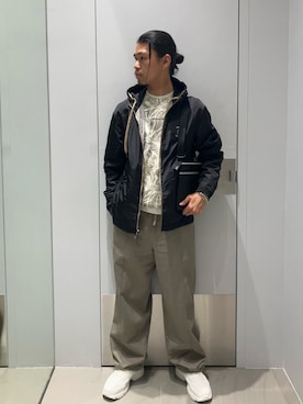 「ARMANI EXCHANGE（アルマーニエクスチェンジ）の【A|X アルマーニ エクスチェンジ】WE グラフィックロゴ 長袖クルーネックTシャツ/REGULAR+（Tシャツ/カットソー、ホワイト系）」を使った、TAKUYAさん（メンズ・174cm）の春コーディネート