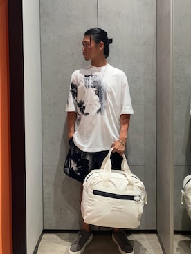 「ARMANI EXCHANGE（アルマーニエクスチェンジ）の【A|X アルマーニ エクスチェンジ】フラワープリント コンフォートフィット 半袖クルーネックTシャツ/COMFORT（Tシャツ/カットソー、ホワイト系）」を使った、TAKUYAさん（メンズ・174cm）の夏コーディネート