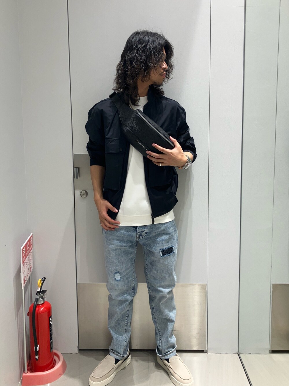 「AXchanger、AXchange、アルマーニ、アルマーニエクスチェンジ、armaniexchange、armani、春服コーデ、キレイめカジュアル、大人コーデ、春、休日スタイル、いいね、save、フォローお願いします🤑、シンプルスタイル、ストリート、リラックススタイル」｜「ARMANI EXCHANGEの【A|X アルマーニ エクスチェンジ】スリップオンスニーカー（スニーカー、ベージュ系）」を使った、TAKUYAさん（メンズ・174cm）の春コーディネートの1枚目の写真
