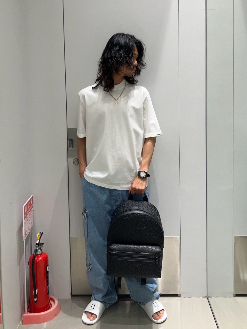 「AXchanger、AXchange、アルマーニ、アルマーニエクスチェンジ、armaniexchange、armani、サングラス、ワイドパンツ、サンダル、白Tシャツ、シンプルコーデ、カジュアルコーデ、ゆるコーデ、初夏コーデ、お洒落さんとつながりたい」｜「ARMANI EXCHANGEの【A|X アルマーニ エクスチェンジ】ICON シャワーサンダル（サンダル、ホワイト系）」を使った、TAKUYAさん（メンズ・174cm）の春コーディネートの1枚目の写真