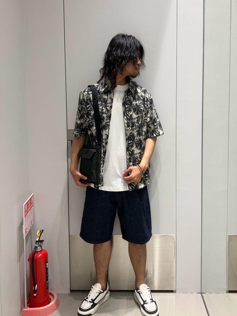 「AXchanger、AXchange、アルマーニ、アルマーニエクスチェンジ、armaniexchange、armani、柄シャツ、ショルダーバッグ、シャツスタイル、白Tシャツ、お出かけコーデ、夏コーデ、メンズファッション、夏服コーデ、オトナカジュアル」｜「ARMANI EXCHANGEの【A|X アルマーニ エクスチェンジ】メッシュコンビサイドロゴ レースアップスニーカー（スニーカー、ホワイト系）」を使った、TAKUYAさん（メンズ・174cm）の春コーディネートの1枚目の写真