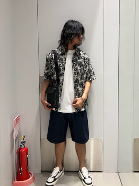 「ARMANI EXCHANGE（アルマーニエクスチェンジ）のアイテム（デニムパンツ）」を使った、TAKUYAさん（メンズ・174cm）の春コーディネート