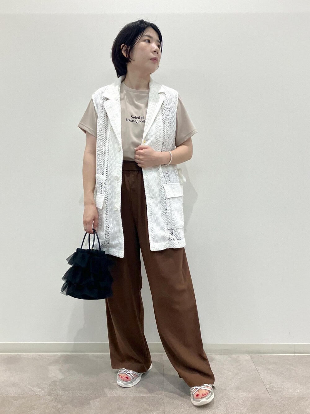 「夏コーデ、お出かけコーデ、大人カジュアル、ROPÉ PICNIC、ストレート、ブルべ夏、混合、低身長、トップス、Tシャツ/カットソー、ベスト、パンツ、バッグ、ショルダーバッグ、シューズ」｜「ROPE' PICNICのレースミリタリージレ（ベスト、ホワイト系）」を使った、ゆんさん（レディース・155cm）の夏コーディネートの1枚目の写真