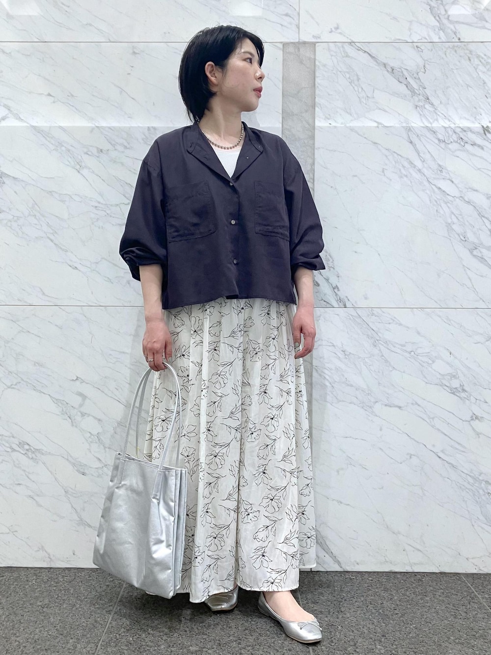 「春コーデ、初夏コーデ、夏コーデ、お出かけコーデ、旅行コーデ、女子会コーデ、大人カジュアル、パンツスタイル、ROPÉ PICNIC、ストレート、ブルべ夏、混合、トップス、シャツ/ブラウス、タンクトップ」｜「ROPE' PICNICのシアードッキングラメテレコタンクトップ（タンクトップ、ホワイト系）」を使った、ゆんさん（レディース・155cm）の春コーディネートの1枚目の写真