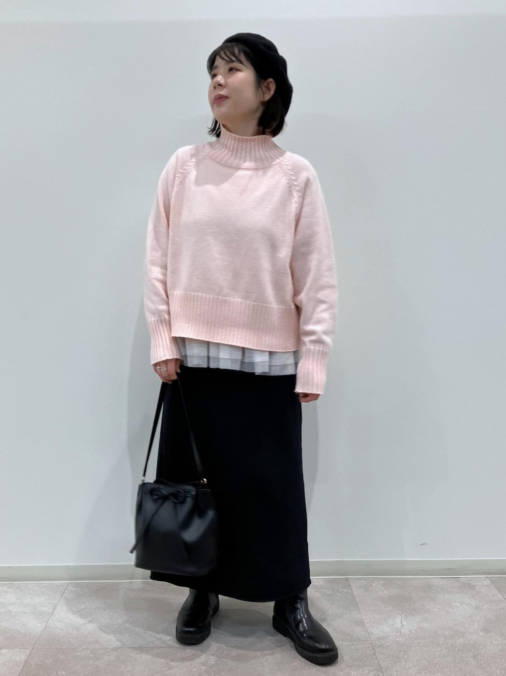 「初春コーデ、冬コーデ、お出かけコーデ、推し活コーデ、お正月・初詣コーデ、女子会コーデ、スカートスタイル、体型カバー、ROPÉ PICNIC、ストレート、ブルべ夏、混合、トップス、ニット/セーター、ベスト」｜「ROPE' PICNICの【3サイズ展開】裏起毛ボンディングジョーゼットアイラインスカート（スカート、ブラック系）」を使った、ゆんさん（レディース・155cm）の冬コーディネートの1枚目の写真