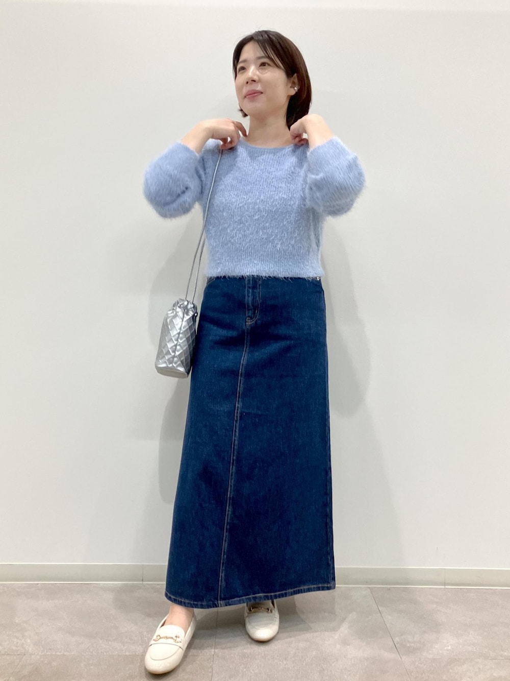 「GSC14030、GDM14140、GIX14110、GIA14000、骨格ストレート、シャギーニット、ショート、ニット、シャギー、ブルー、クルーネック、スカート、ロング、デニム、フラット」｜「ROPE' PICNICのROPE' PICNIC PASSAGE byHARUTA/エナメルビット付フラットローファー（ローファー、ホワイト系）」を使った、ゆんさん（レディース・155cm）の冬コーディネートの1枚目の写真