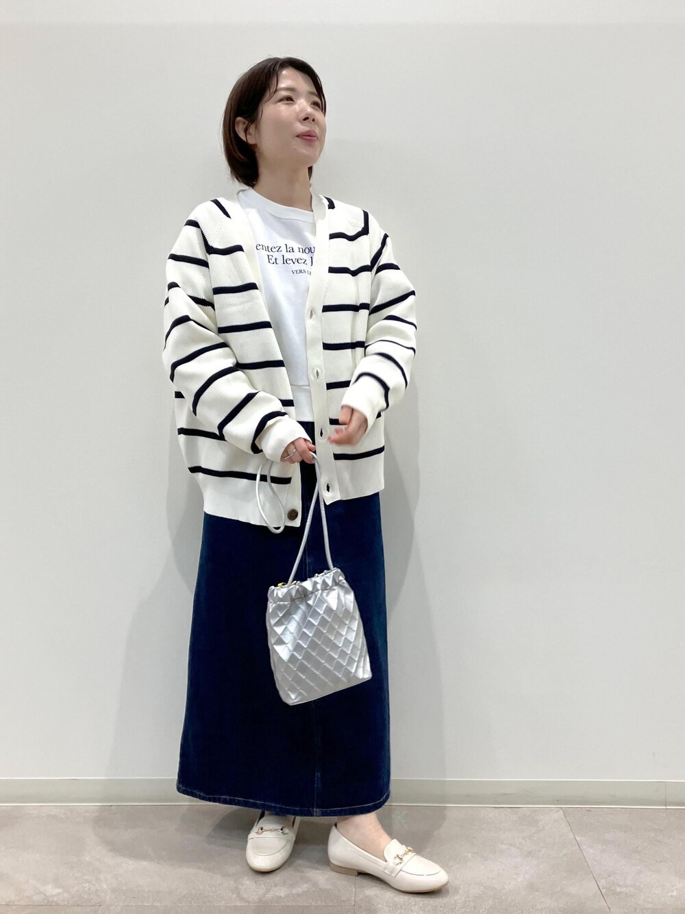 「GSC14030、GDM14020、GSK14000、GIX14110、GIA14000、骨格ストレート、デニム、デニムスカート、シューズ、カーディガン、スエット、ロゴ、R、ROPEPICNIC、ROPE PICNIC」｜「ROPE' PICNICのROPE' PICNIC PASSAGE byHARUTA/エナメルビット付フラットローファー（ローファー、ホワイト系）」を使った、ゆんさん（レディース・155cm）の冬コーディネートの1枚目の写真