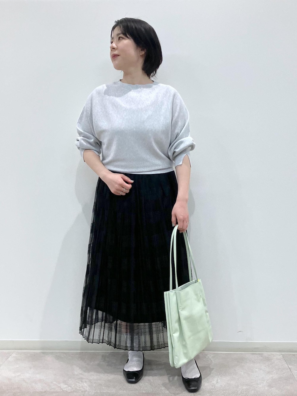 「春コーデ、初夏コーデ、授業参観日コーデ、デートコーデ、お出かけコーデ、女子会コーデ、スカートスタイル、ROPÉ PICNIC、ストレート、ブルべ夏、混合、トップス、ニット/セーター、スカート、バッグ」｜「ROPE' PICNICのレイヤードにも/プリーツレーススカート（スカート、ブラック系）」を使った、ゆんさん（レディース・155cm）の春コーディネートの1枚目の写真