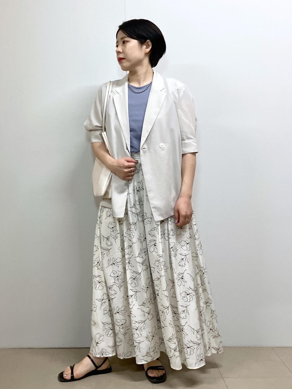 「夏コーデ、初秋コーデ、パンツスタイル、体型カバー、ROPÉ PICNIC、ストレート、ブルべ夏、混合、トップス、Tシャツ/カットソー、シャツ/ブラウス、パンツ、バッグ、トートバッグ、GDH15160」｜「ROPE' PICNICのイージースカーチョ/UVカット・洗濯機OK（その他パンツ、ホワイト系）」を使った、ゆんさん（レディース・155cm）の春コーディネートの1枚目の写真
