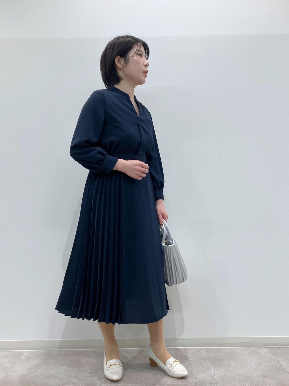 「GDE14900、GIA14010、GIX14040、骨格ストレート、ワンピース、HARUTA、小柄さん向け、ROPEPICNIC、ROPE PICNIC、ロペピクニック、お仕事、オフィスカジュアル、フォーマル、入学式、入園式」｜「ROPE' PICNICのプリーツミドルトート＆ショルダーバッグ（ハンドバッグ、シルバー系）」を使った、ゆんさん（レディース・155cm）の春コーディネートの1枚目の写真