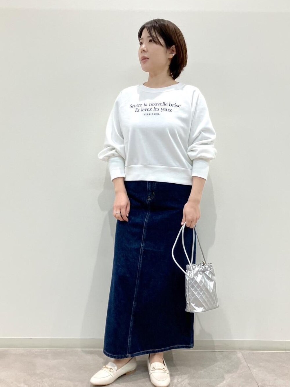 「GSC14030、GDM14020、GIX14110、GIA14000、デニム、骨格ストレート、スエット、ショートスエット、ロゴ、スカート、デニムスカート、R、ROPEPICNIC、ROPE PICNIC、ROPÉ PICNIC R」｜「ROPE' PICNICのROPE' PICNIC PASSAGE byHARUTA/エナメルビット付フラットローファー（ローファー、ホワイト系）」を使った、ゆんさん（レディース・155cm）の冬コーディネートの1枚目の写真