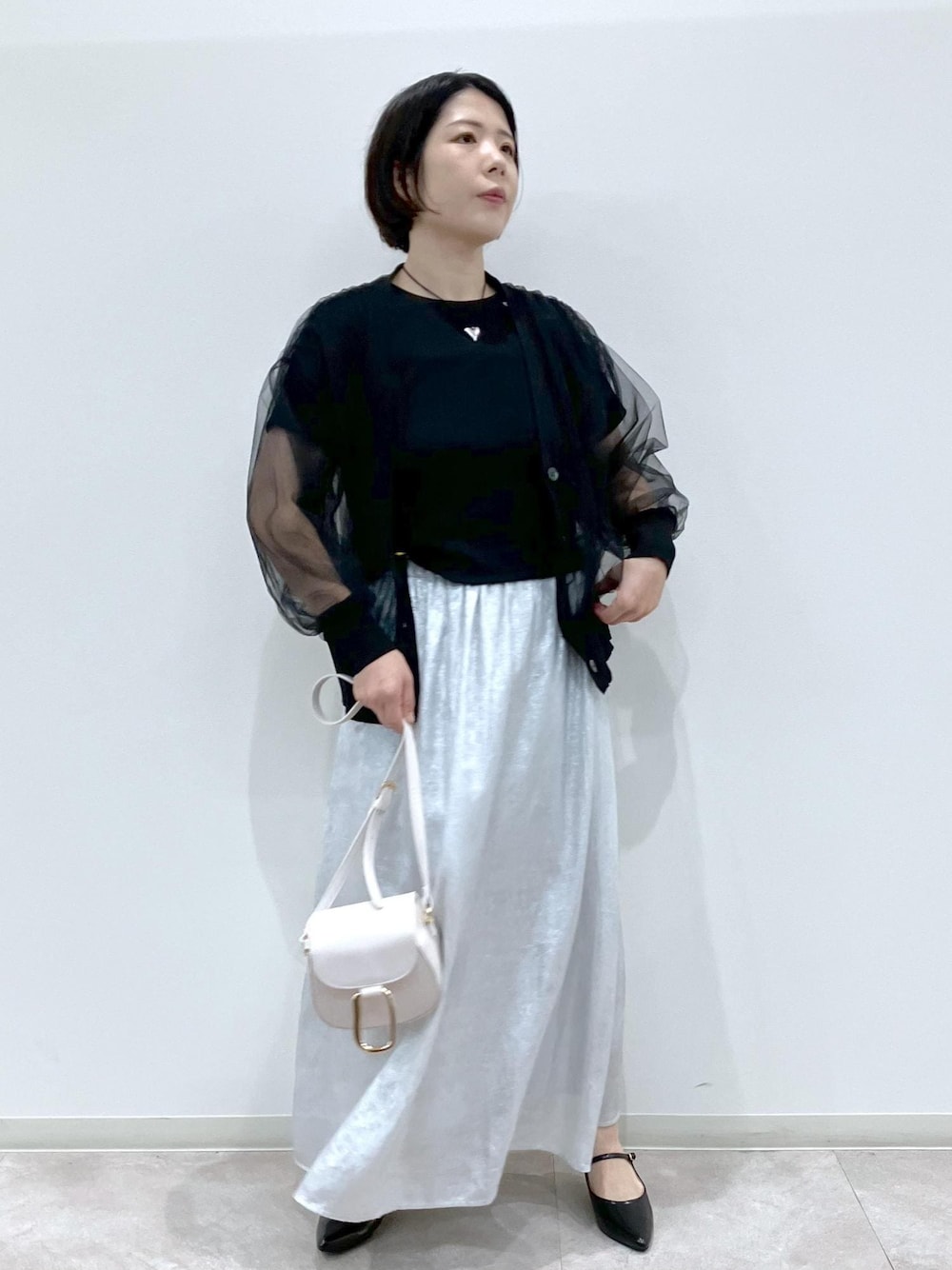 「初秋コーデ、秋コーデ、お出かけコーデ、スカートスタイル、ROPÉ PICNIC、ストレート、ブルべ夏、混合、低身長、トップス、カーディガン、スカート、バッグ、ショルダーバッグ、シューズ」｜「ROPE' PICNICのメタリックスカート（スカート、シルバー系）」を使った、ゆんさん（レディース・155cm）の夏コーディネートの1枚目の写真