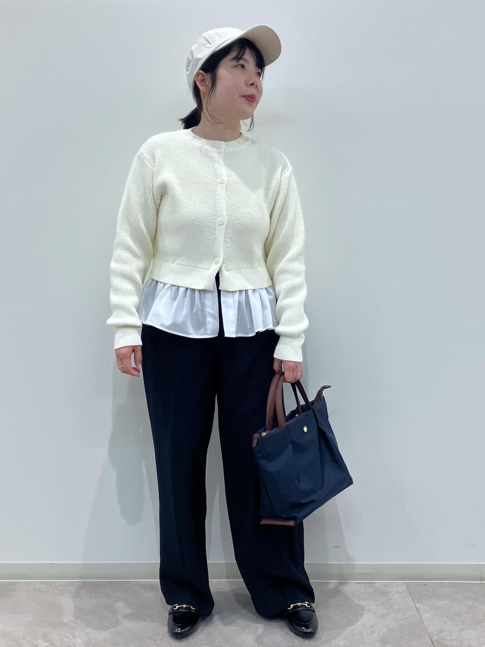 「春コーデ、お出かけコーデ、旅行コーデ、女子会コーデ、大人カジュアル、パンツスタイル、ROPÉ PICNIC、ストレート、ブルべ夏、混合、トップス、カーディガン、パンツ、バッグ、ショルダーバッグ」｜「Legato Largoの【一部店舗限定】【Legato Largo/レガートラルゴ】肩楽ショルダーバッグ（ショルダーバッグ、ブルー系）」を使った、ゆんさん（レディース・155cm）の冬コーディネートの1枚目の写真