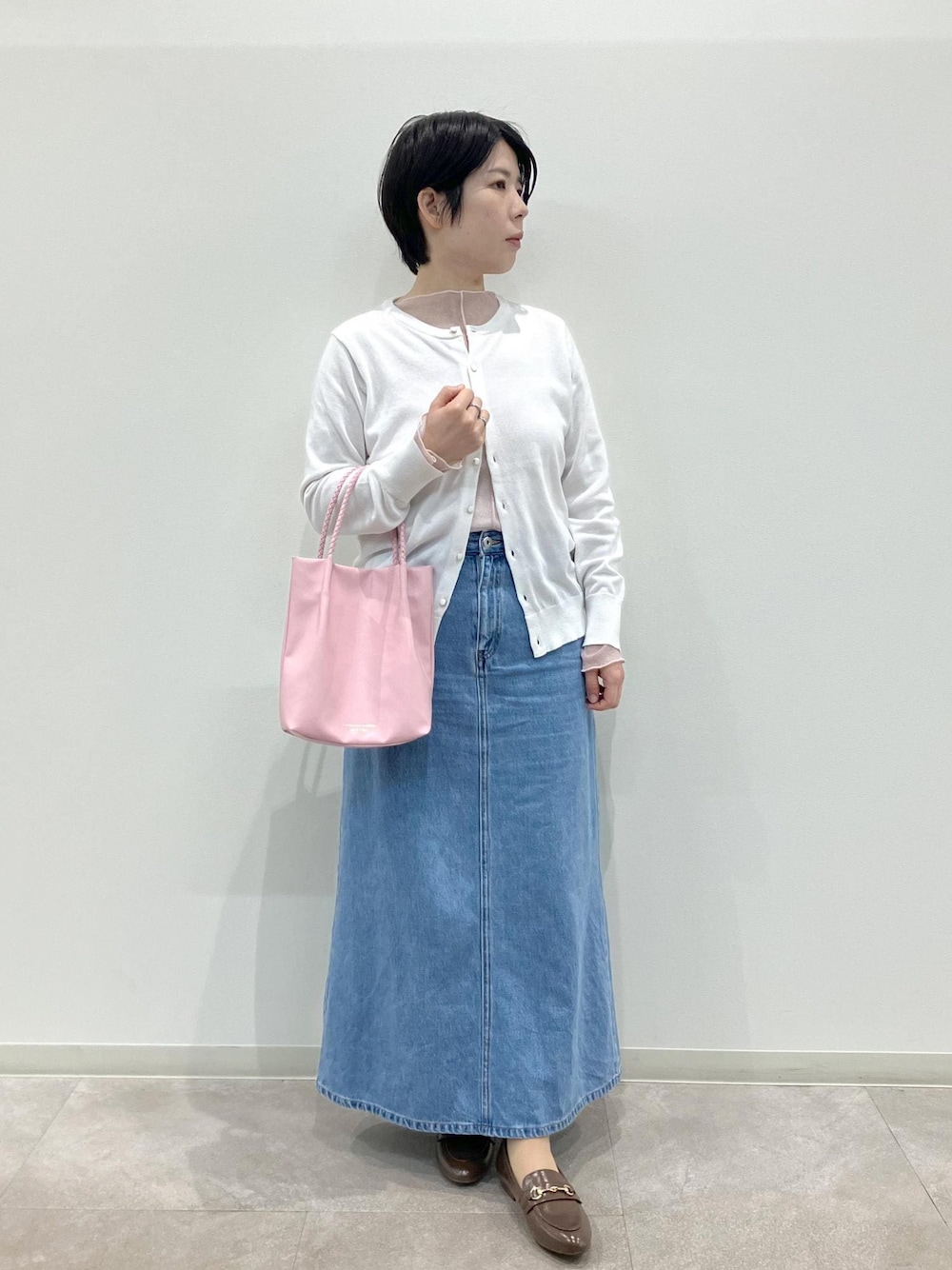 「GDM14170、GSC14030、GDK14100、GIX14090、GIA14020、ラメ、デニムスカート、カーディガン、シアーラメ、メロートップス、ローファー、ROPEPICNIC、ROPE PICNIC、ROPÉ PICNIC R、ロペピクニック」｜「ROPE' PICNICのクルーネックニットカーディガン/UVカット・吸水速乾・マシンウォッシャブル（カーディガン/ボレロ、ホワイト系）」を使った、ゆんさん（レディース・155cm）の春コーディネートの1枚目の写真