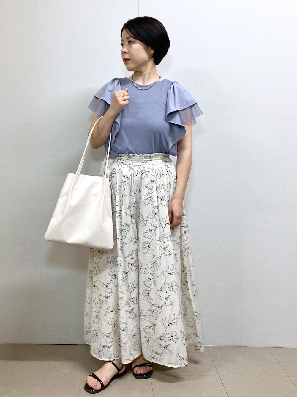 「夏コーデ、デートコーデ、お出かけコーデ、旅行コーデ、推し活コーデ、女子会コーデ、パンツスタイル、体型カバー、ROPÉ PICNIC、ストレート、ブルべ夏、混合、トップス、Tシャツ/カットソー、パンツ」｜「ROPE' PICNICの【UVカット・接触冷感】Cutee チュールフリルトップス（Tシャツ/カットソー、ブルー系）」を使った、ゆんさん（レディース・155cm）の春コーディネートの1枚目の写真