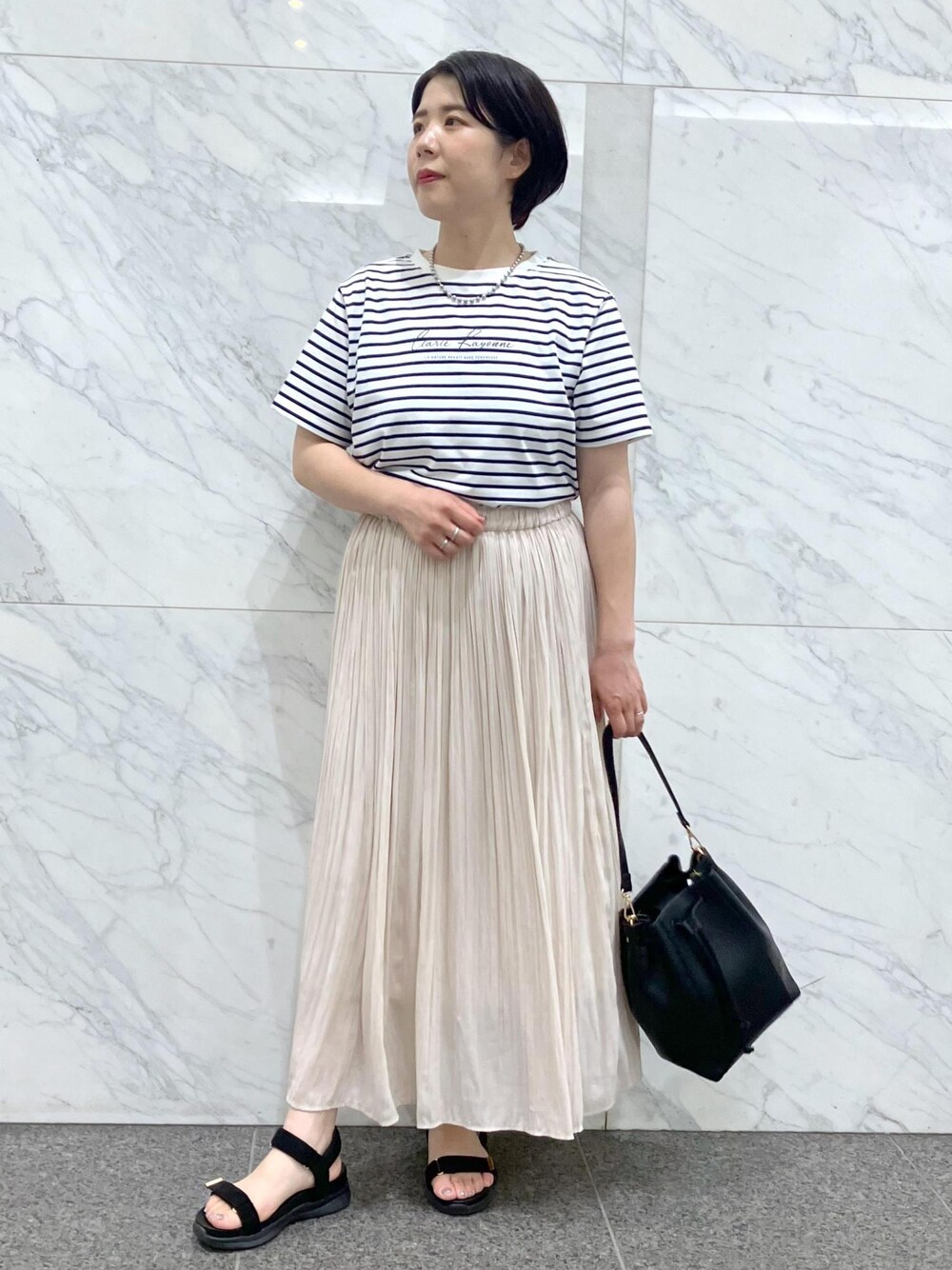 「夏コーデ、女子会コーデ、大人カジュアル、スカートスタイル、ROPÉ PICNIC、ストレート、ブルべ夏、混合、トップス、Tシャツ/カットソー、スカート、バッグ、ショルダーバッグ、シューズ、サンダル」｜「ROPE' PICNICの【UVカット・汗染み加工・接触冷感】手描き風ロゴプリントTシャツ（Tシャツ/カットソー、ブルー系）」を使った、ゆんさん（レディース・155cm）の夏コーディネートの1枚目の写真