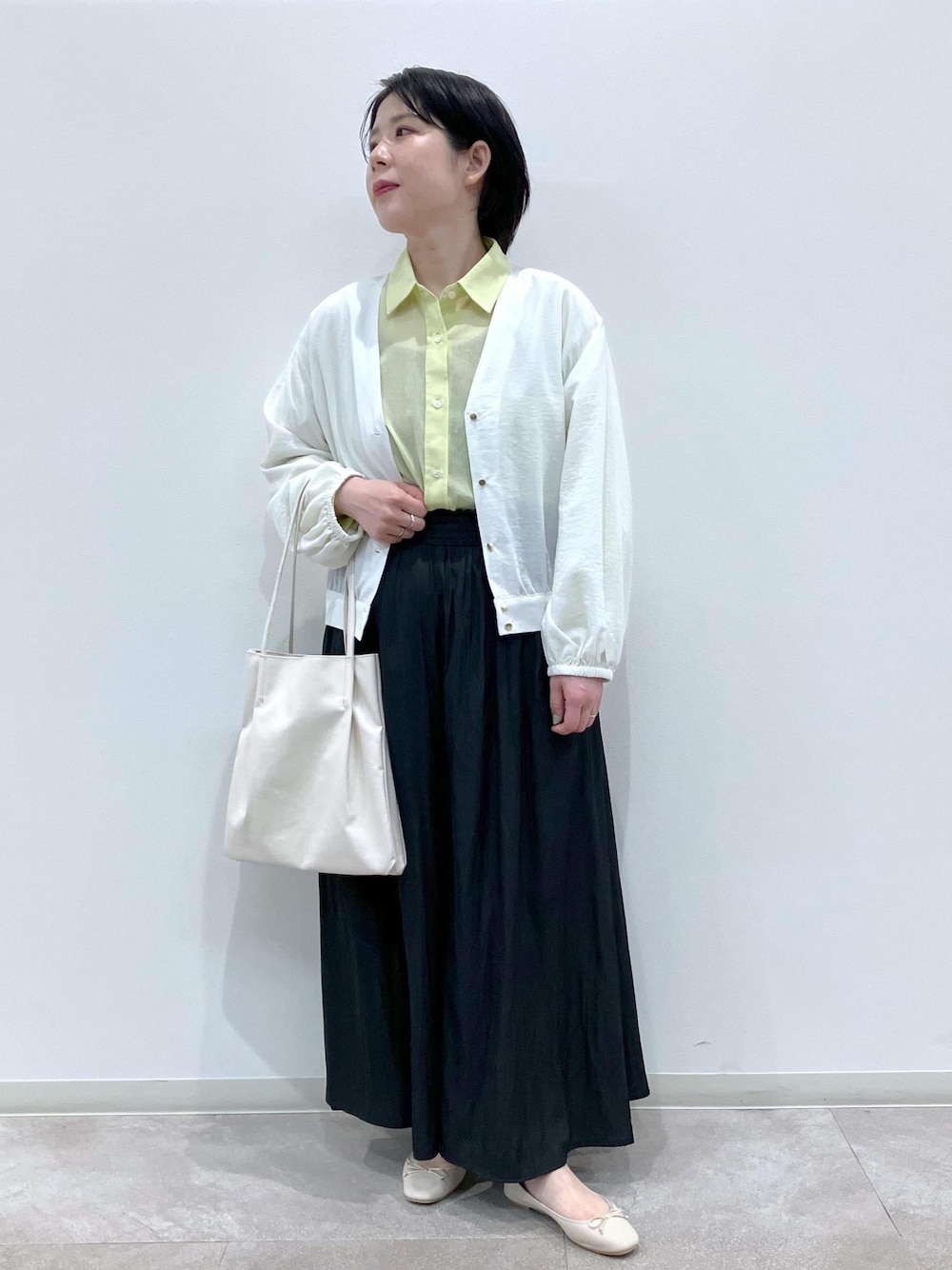 「春コーデ、初夏コーデ、夏コーデ、運動会コーデ、お出かけコーデ、旅行コーデ、女子会コーデ、大人カジュアル、ROPÉ PICNIC、ストレート、ブルべ夏、混合、トップス、シャツ/ブラウス、カーディガン」｜「ROPE' PICNICのイージースカーチョ/UVカット・洗濯機OK（その他パンツ、ホワイト系）」を使った、ゆんさん（レディース・155cm）の春コーディネートの1枚目の写真