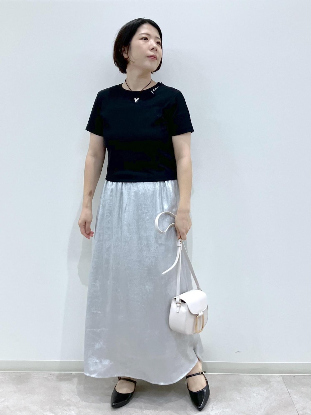 「初秋コーデ、秋コーデ、お出かけコーデ、スカートスタイル、ROPÉ PICNIC、ストレート、ブルべ夏、混合、低身長、スカート、バッグ、ショルダーバッグ、シューズ、パンプス、水着/着物・浴衣」｜「ROPE' PICNICのメタリックスカート（スカート、シルバー系）」を使った、ゆんさん（レディース・155cm）の夏コーディネートの1枚目の写真