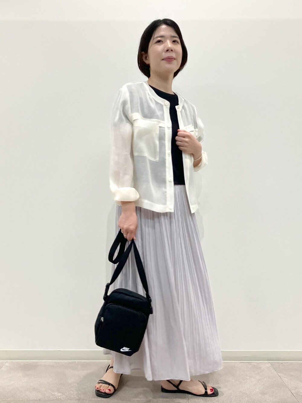 「春コーデ、お出かけコーデ、大人カジュアル、ROPÉ PICNIC、ストレート、ブルべ夏、混合、低身長、トップス、カーディガン、スカート、バッグ、ショルダーバッグ、シューズ、サンダル」｜「ROPE' PICNICのスキニーストラップフラットサンダル（サンダル、ブラック系）」を使った、ゆんさん（レディース・155cm）の夏コーディネートの1枚目の写真