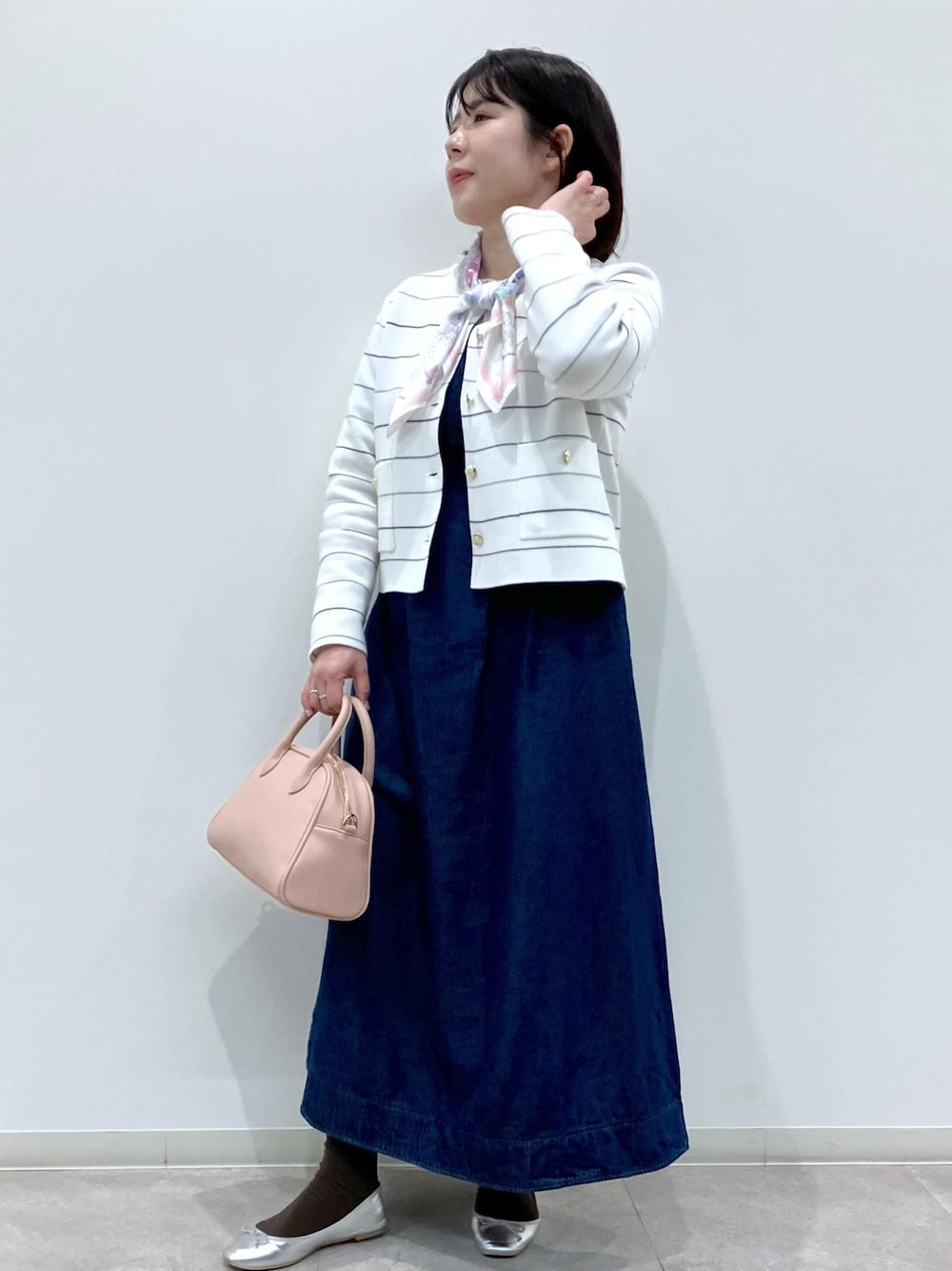 「春コーデ、運動会コーデ、デートコーデ、お出かけコーデ、女子会コーデ、フェミニンコーデ、ROPÉ PICNIC、ストレート、ブルべ夏、混合、トップス、カーディガン、ワンピース、バッグ、ボストンバッグ」｜「ROPE' PICNICのデニムワンピース（ワンピース、ブルー系）」を使った、ゆんさん（レディース・155cm）の春コーディネートの1枚目の写真