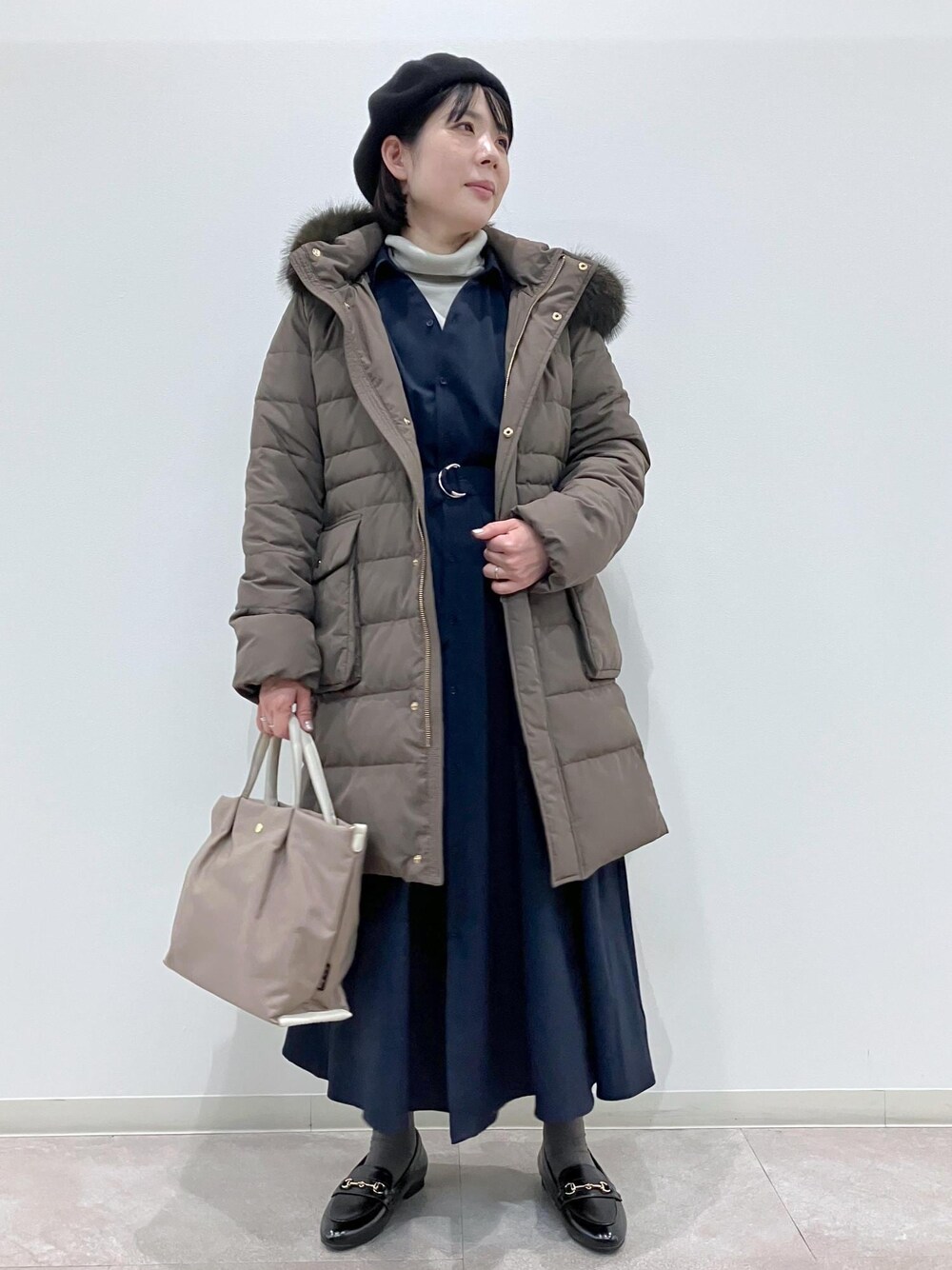 「冬コーデ、お仕事コーデ、授業参観日コーデ、デートコーデ、お出かけコーデ、旅行コーデ、お正月・初詣コーデ、きれいめコーデ、ROPÉ PICNIC、ストレート、ブルべ夏、混合、トップス、ニット/セーター、ジャケット/アウター」｜「ROPE' PICNICの【3サイズ展開】シャツコンシャス長袖ワンピース（シャツワンピース、ブルー系）」を使った、ゆんさん（レディース・155cm）の冬コーディネートの1枚目の写真