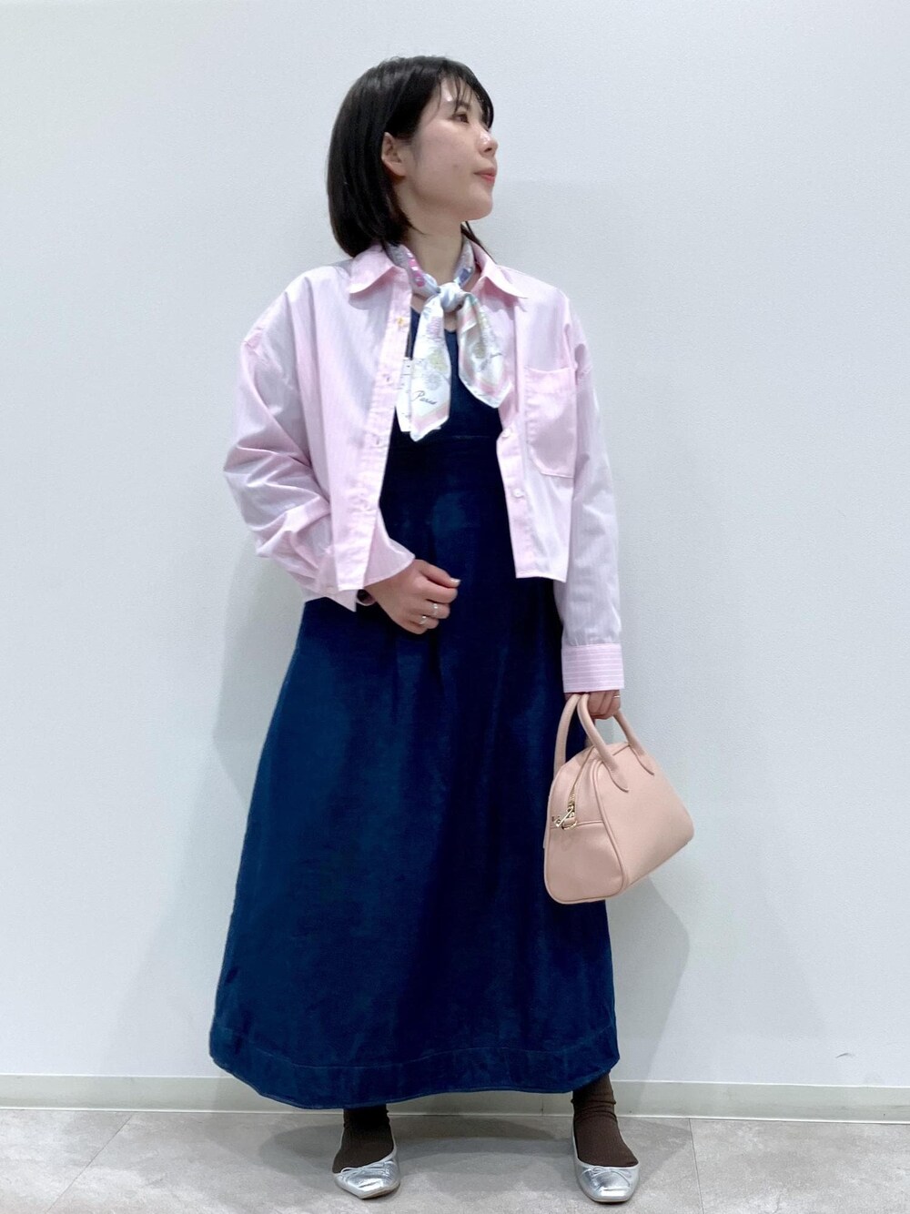 「お花見コーデ、春コーデ、お出かけコーデ、推し活コーデ、女子会コーデ、体型カバー、ROPÉ PICNIC、ストレート、ブルべ夏、混合、トップス、シャツ/ブラウス、ワンピース、バッグ、ボストンバッグ」｜「ROPE' PICNICのデニムワンピース（ワンピース、ブルー系）」を使った、ゆんさん（レディース・155cm）の春コーディネートの1枚目の写真