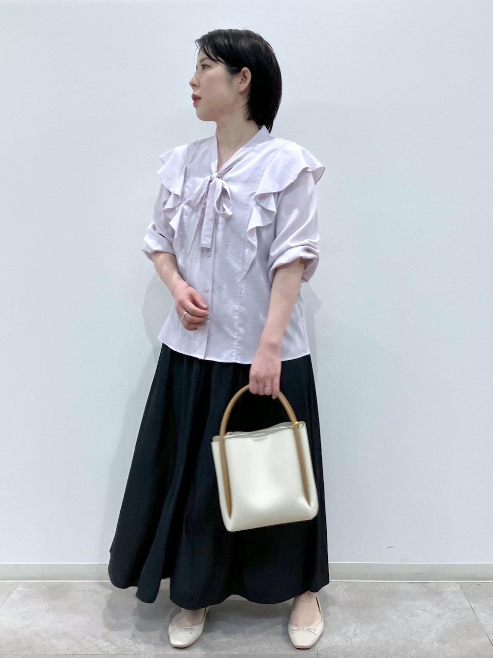 「春コーデ、初夏コーデ、授業参観日コーデ、女子会コーデ、パンツスタイル、体型カバー、ROPÉ PICNIC、ストレート、ブルべ夏、混合、トップス、シャツ/ブラウス、パンツ、バッグ、ショルダーバッグ」｜「ROPE' PICNICのラッフルリボンデザインシャツ（シャツ/ブラウス、ピンク系）」を使った、ゆんさん（レディース・155cm）の春コーディネートの1枚目の写真