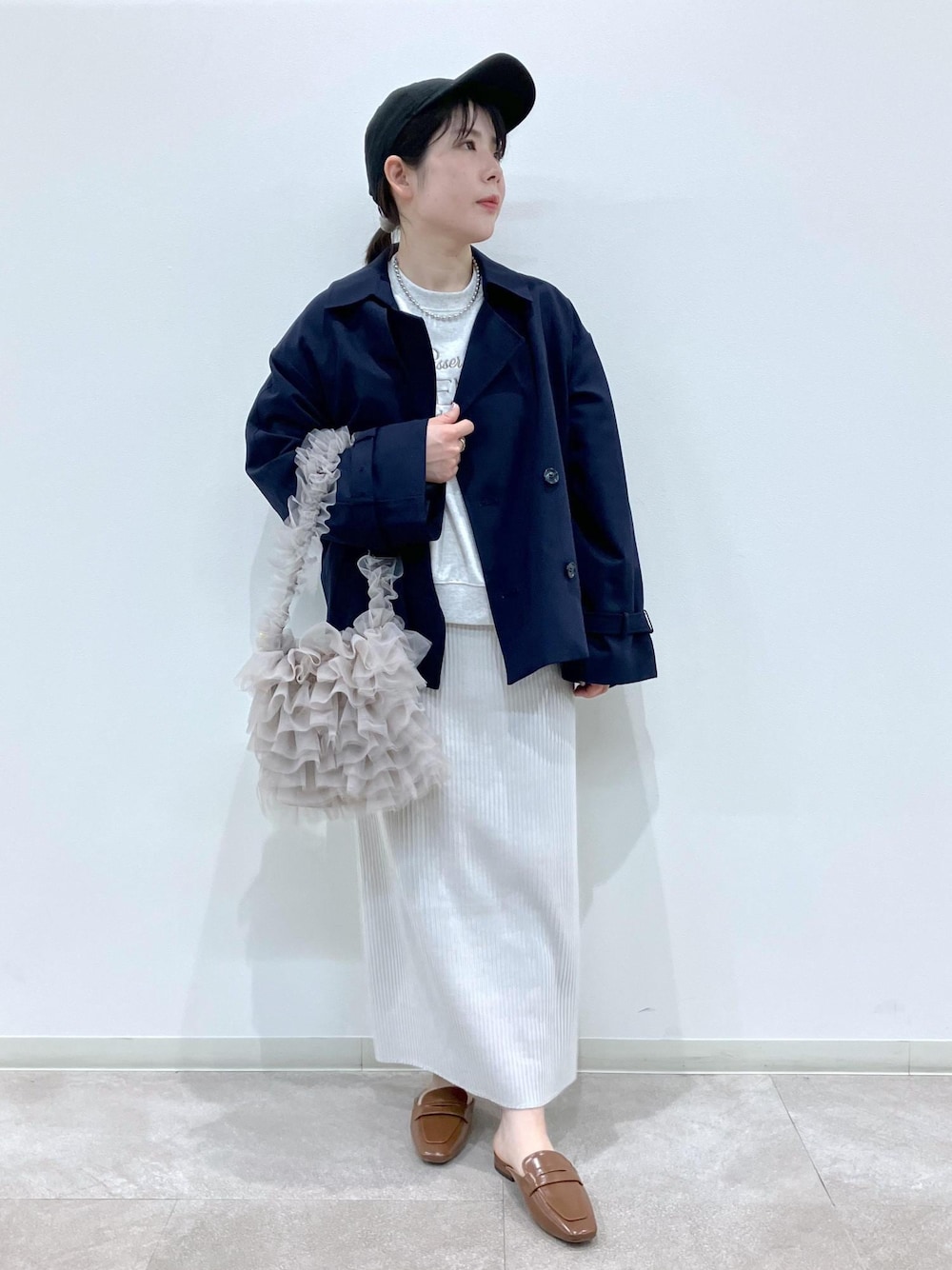 「春コーデ、お出かけコーデ、旅行コーデ、女子会コーデ、大人カジュアル、体型カバー、ROPÉ PICNIC、ストレート、ブルべ夏、混合、トップス、スウェット、ジャケット/アウター、トレンチコート、スカート」｜「ROPE' PICNICの【新色追加】小柄さん向けサイズあり/トタンテレコアイラインスカート（スカート、グレー系）」を使った、ゆんさん（レディース・155cm）の春コーディネートの1枚目の写真
