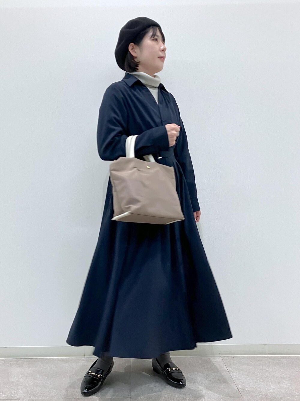 「冬コーデ、授業参観日コーデ、お正月・初詣コーデ、きれいめコーデ、ROPÉ PICNIC、ストレート、ブルべ夏、混合、トップス、ニット/セーター、ワンピース、シャツワンピース、バッグ、ショルダーバッグ、シューズ」｜「Legato Largoの【一部店舗限定】【Legato Largo/レガートラルゴ】肩楽ショルダーバッグ（ショルダーバッグ、ブラウン系）」を使った、ゆんさん（レディース・155cm）の冬コーディネートの1枚目の写真