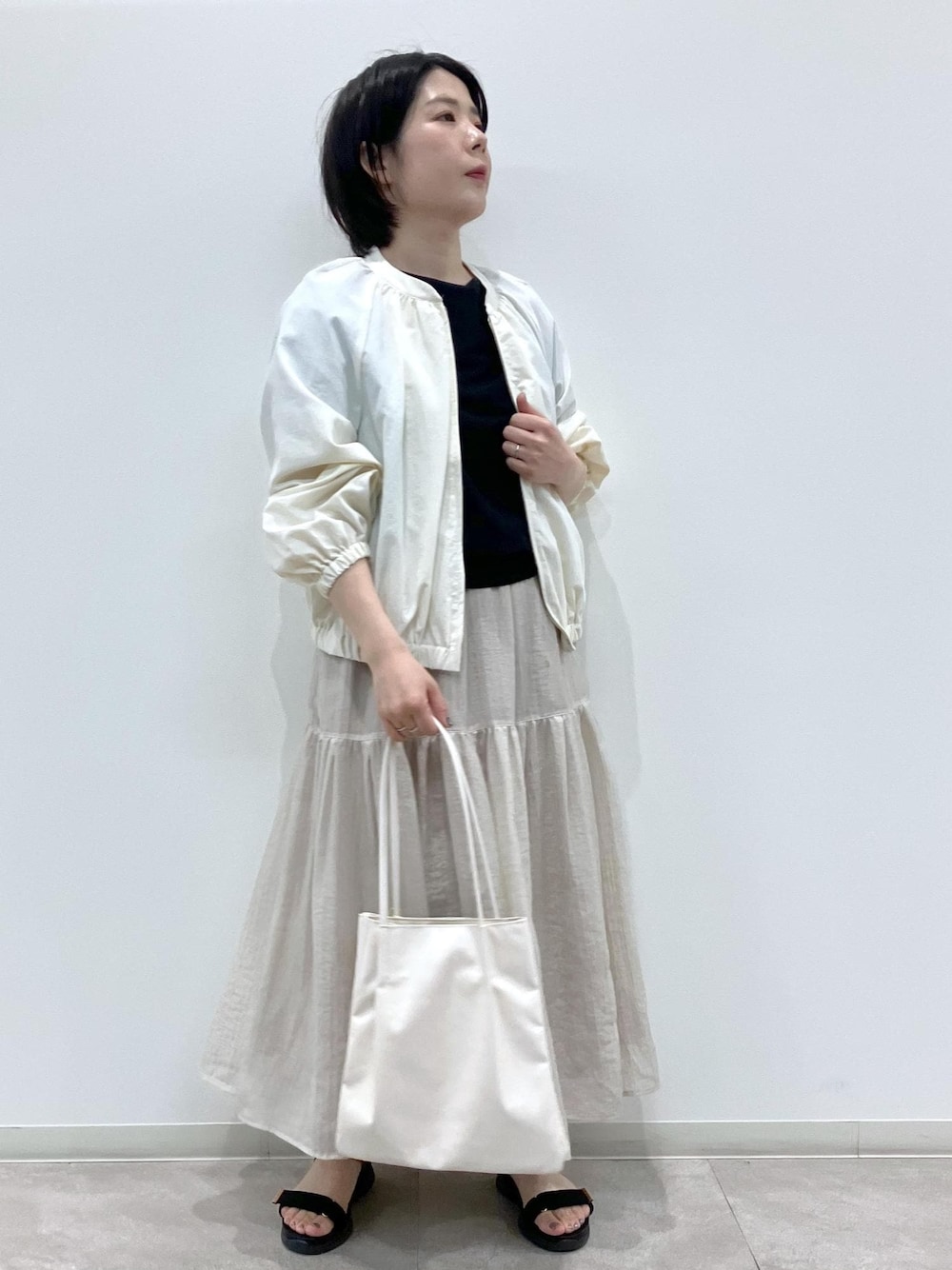 「初夏コーデ、夏コーデ、初秋コーデ、デートコーデ、お出かけコーデ、旅行コーデ、女子会コーデ、スカートスタイル、ROPÉ PICNIC、ストレート、ブルべ夏、混合、トップス、ニット/セーター、ジャケット/アウター」｜「ROPE' PICNICの洗える3層ミドルトートバッグ（トートバッグ、ホワイト系）」を使った、ゆんさん（レディース・155cm）の春コーディネートの1枚目の写真